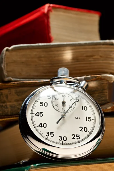 Stapel van oude boeken en stopwatch — Stockfoto