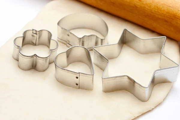 Rolling pin con pasta e forme di biscotti — Foto Stock