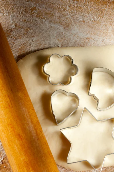 Brödkavel med degen och cookie former — Stockfoto