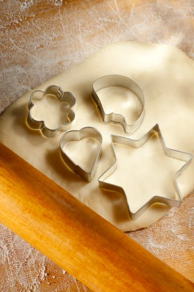 Rolling pin con pasta e forme di biscotti — Foto Stock