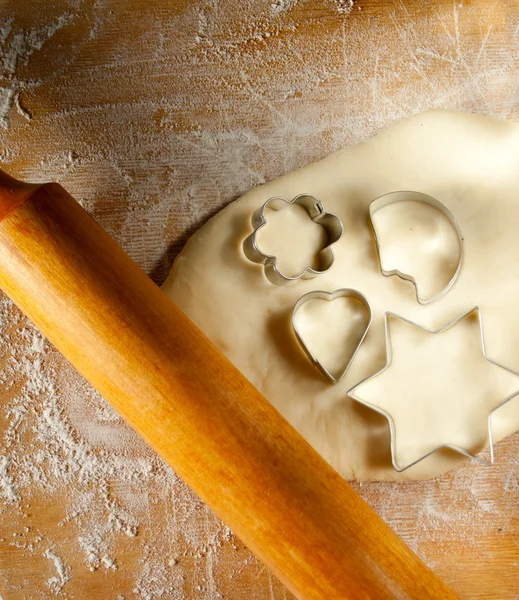 Brödkavel med degen och cookie former — Stockfoto