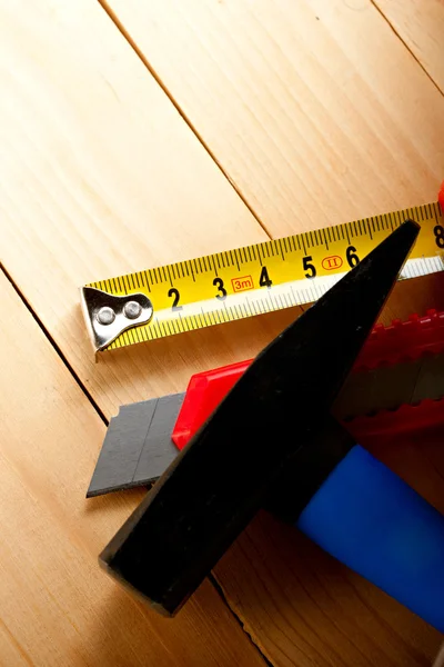Ruban à mesurer, marteau et couteau — Photo