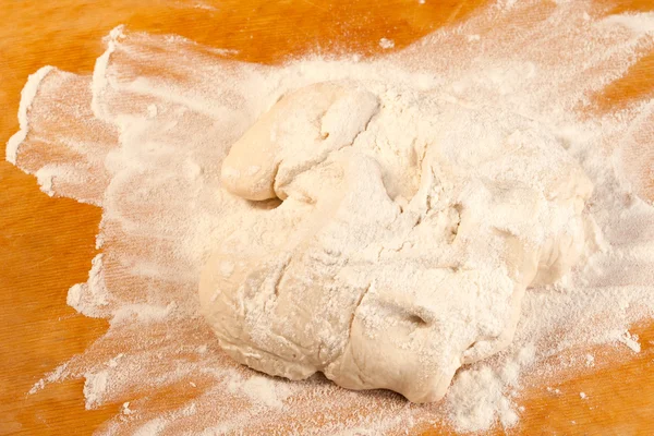 Testo en harina sobre tabla de pan — Foto de Stock