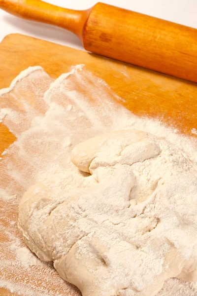 Dough in flour on breadboard — Stock Photo, Image