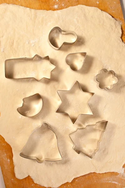 Massa e formas de biscoito — Fotografia de Stock