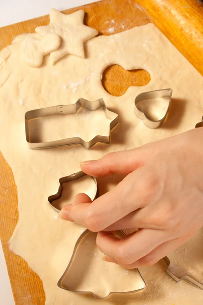 Att göra kakor med former — Stockfoto
