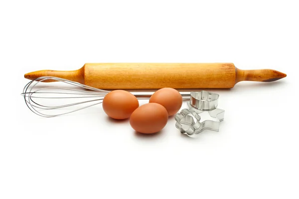 Formas de batedor de ovos, ovos e bolachas — Fotografia de Stock