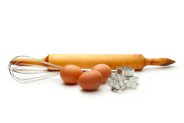 Formas de batedor de ovos, ovos e bolachas — Fotografia de Stock