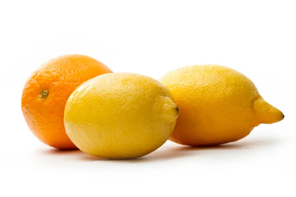 Два лимони і один апельсин — стокове фото