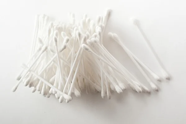 Witte katoenen swabs — Stockfoto