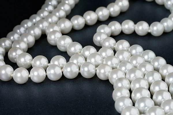Perle isoliert auf schwarz — Stockfoto