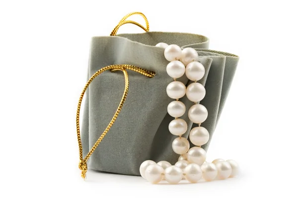 Presentförpackning och pearl — Stockfoto