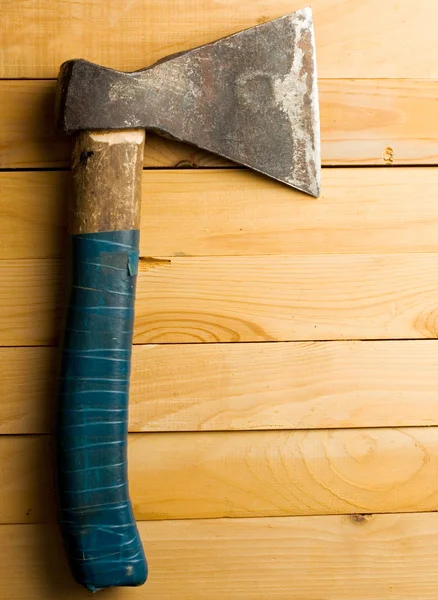 木製の背景に分離された斧 — ストック写真