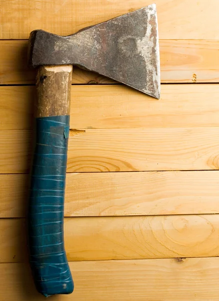 Hacha aislada sobre fondo de madera —  Fotos de Stock