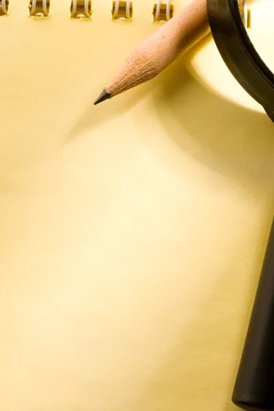 Bloco de notas, lápis e lupa — Fotografia de Stock