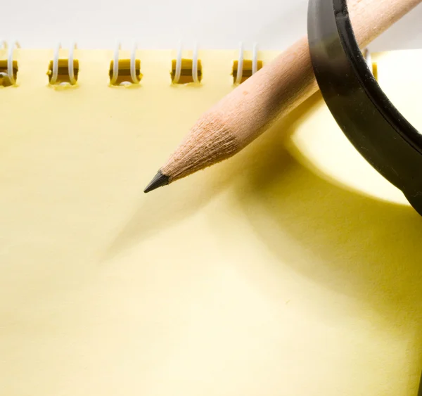 Notatnik, ołówek i szkło powiększające — Zdjęcie stockowe