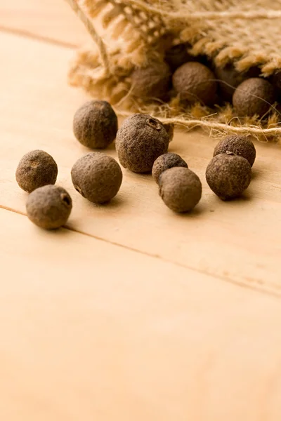 Pepper isolated on wooden background — Stock Photo, Image