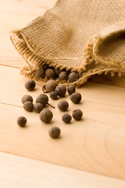Pepper isolated on wooden background — Stock Photo, Image