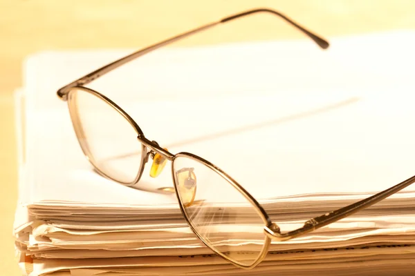 Stapel von Papieren und Brillen — Stockfoto