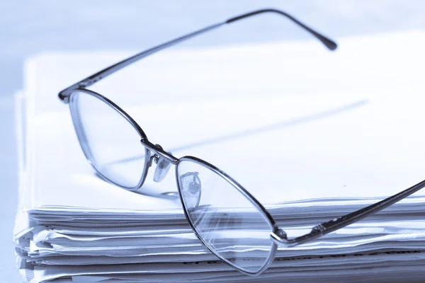 Kağıtları ve gözlük yığını — Stok fotoğraf