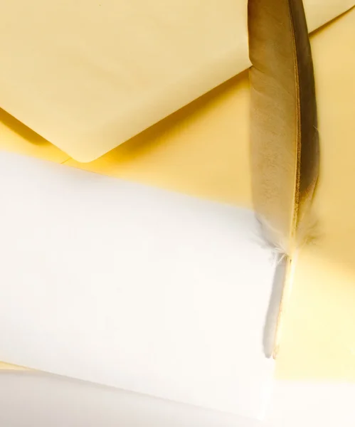 Envelope and feather — Stock Photo, Image