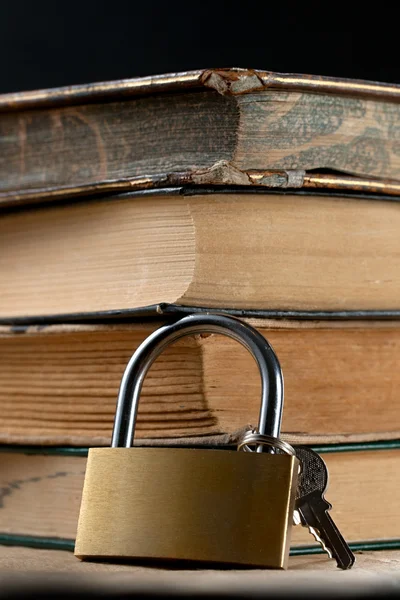 Old books and keylock — Stock Photo, Image