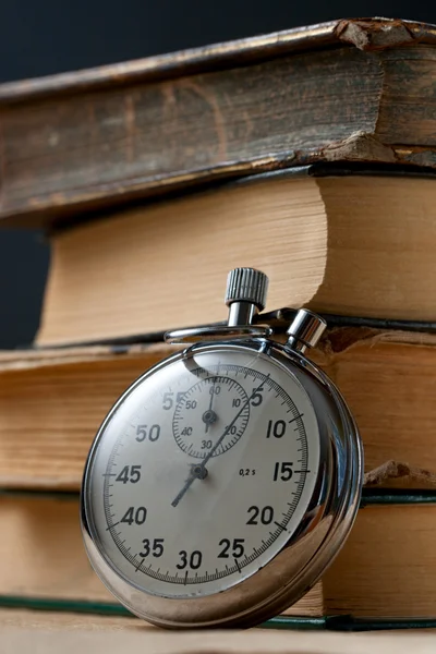 Livros antigos e cronômetro — Fotografia de Stock