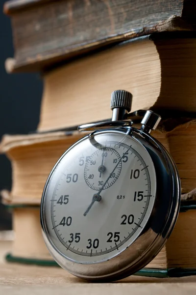Vecchi libri e cronometro — Foto Stock