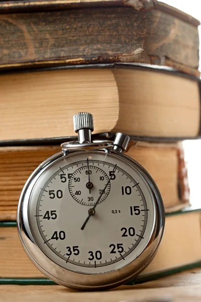 Livros antigos e cronômetro — Fotografia de Stock