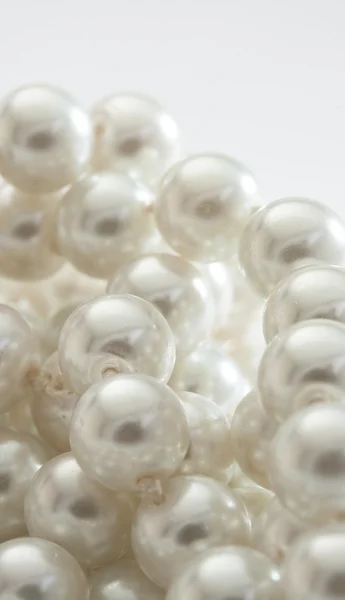Perlenkette auf weißem Grund — Stockfoto