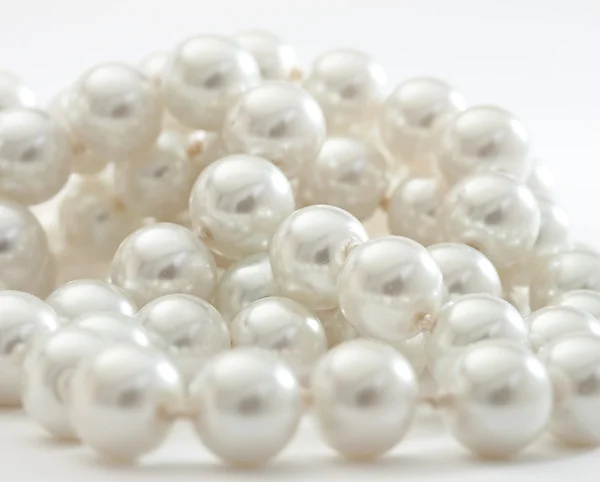 Perlový náhrdelník na bílém pozadí — Stock fotografie
