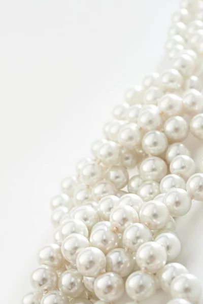 Corde de perles sur blanc — Photo