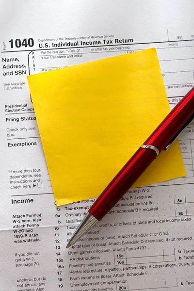 Steuerformular, roter Stift und Aufkleber — Stockfoto