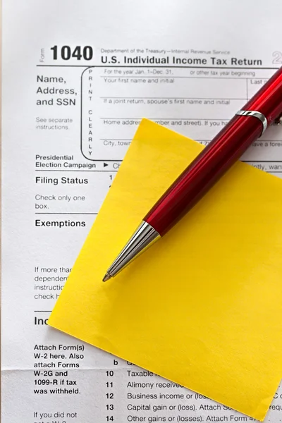 Formulario de impuestos, bolígrafo rojo y pegatina —  Fotos de Stock