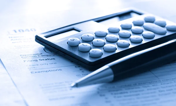 Налоговая форма, ручка и калькулятор — стоковое фото