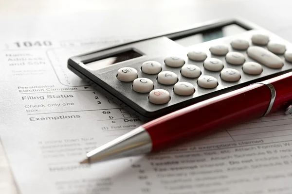 Forma fiscal, caneta e calculadora — Fotografia de Stock