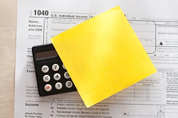 Formulario de impuestos, calculadora y pegatina —  Fotos de Stock