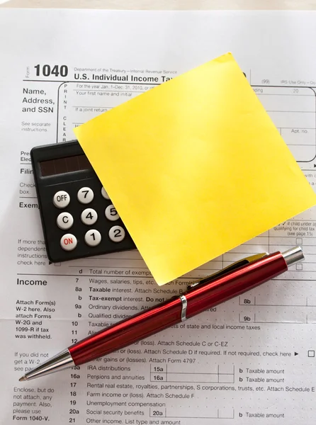 Φορολογική μορφή, κόκκινο στυλό, αριθμομηχανή και αυτοκόλλητο — Φωτογραφία Αρχείου