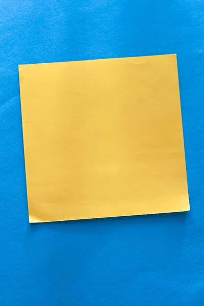 蓝色背景上的不干胶标签 — 图库照片