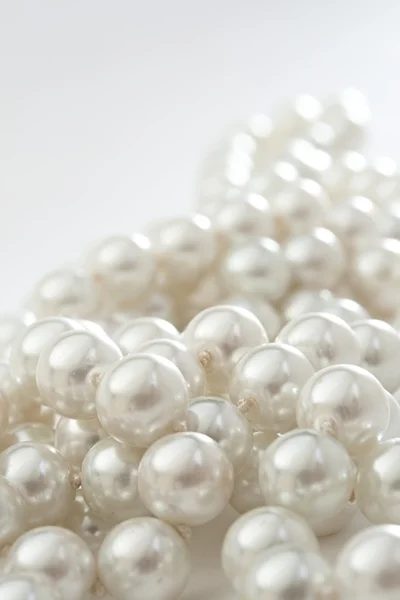 Corde de perles sur blanc — Photo