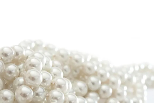 Pärlband på vit — Stockfoto