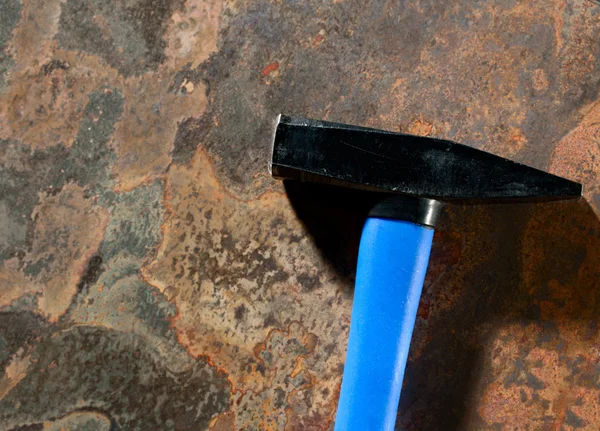 Hammer auf dem rostigen Hintergrund — Stockfoto