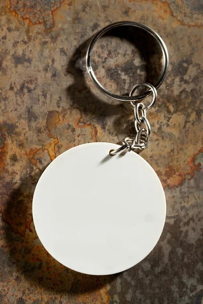 Key ring on the rusty background — Stock Photo, Image