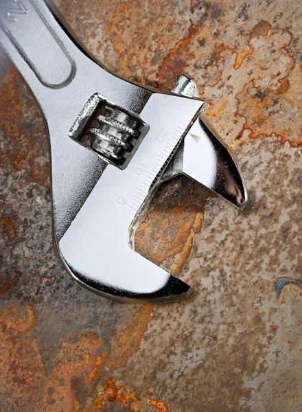 Schraubenschlüssel auf dem rostigen Teller — Stockfoto