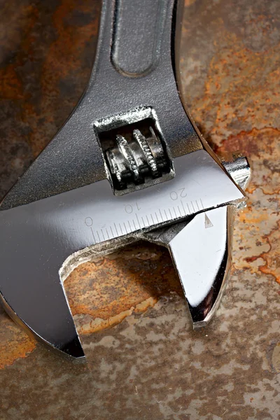 Schraubenschlüssel auf dem rostigen Teller — Stockfoto