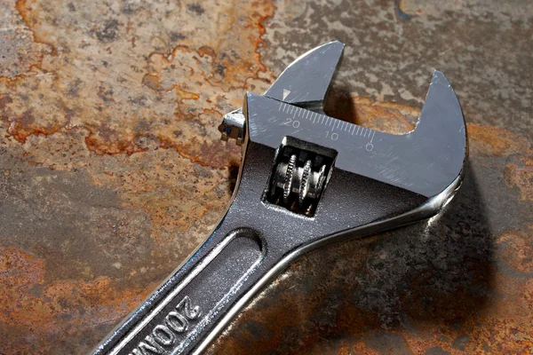 Spanner on the rusty plate — Stock Photo, Image
