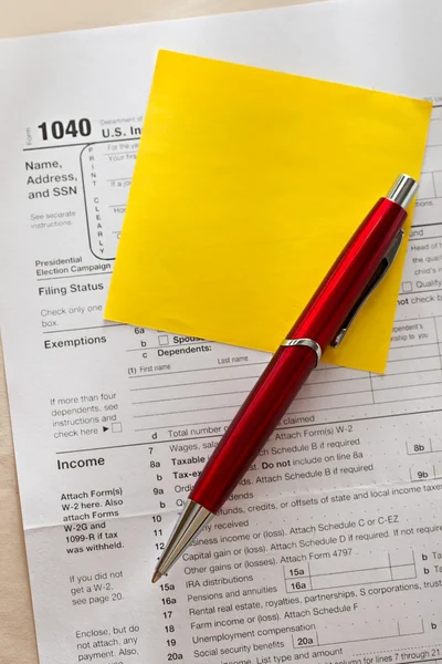 Formulário fiscal, caneta vermelha e adesivo — Fotografia de Stock