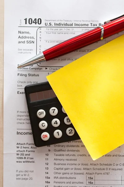 Forma fiscal, caneta vermelha, calculadora e adesivo — Fotografia de Stock