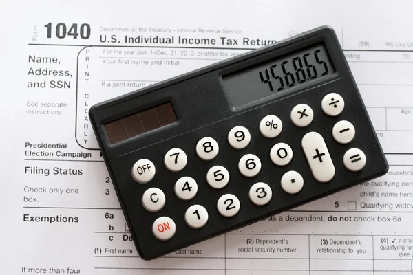 Податкова форма і калькулятор — стокове фото
