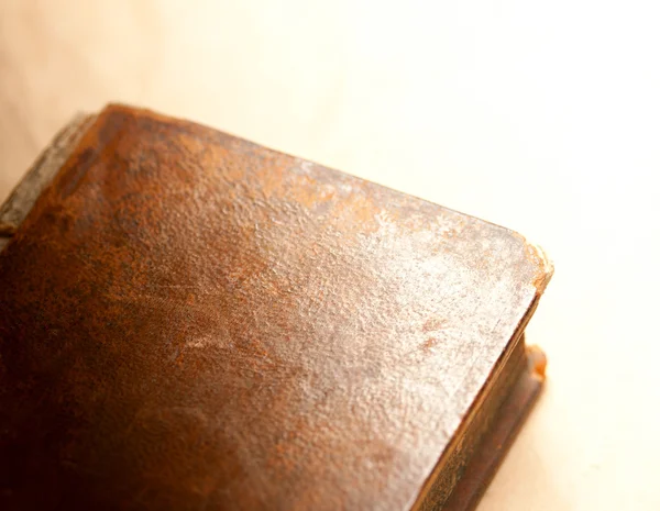 Stará kniha v pevné desky — Stock fotografie